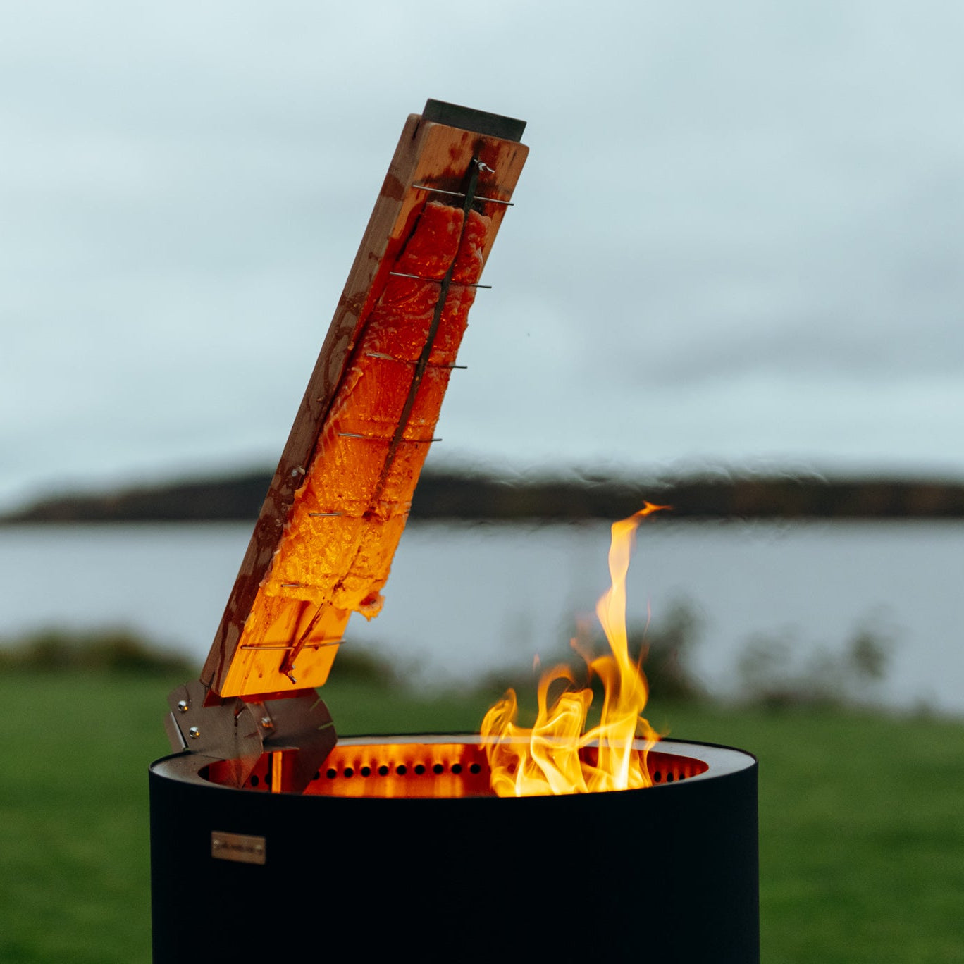 Flammlachsplank voor vuurschaal