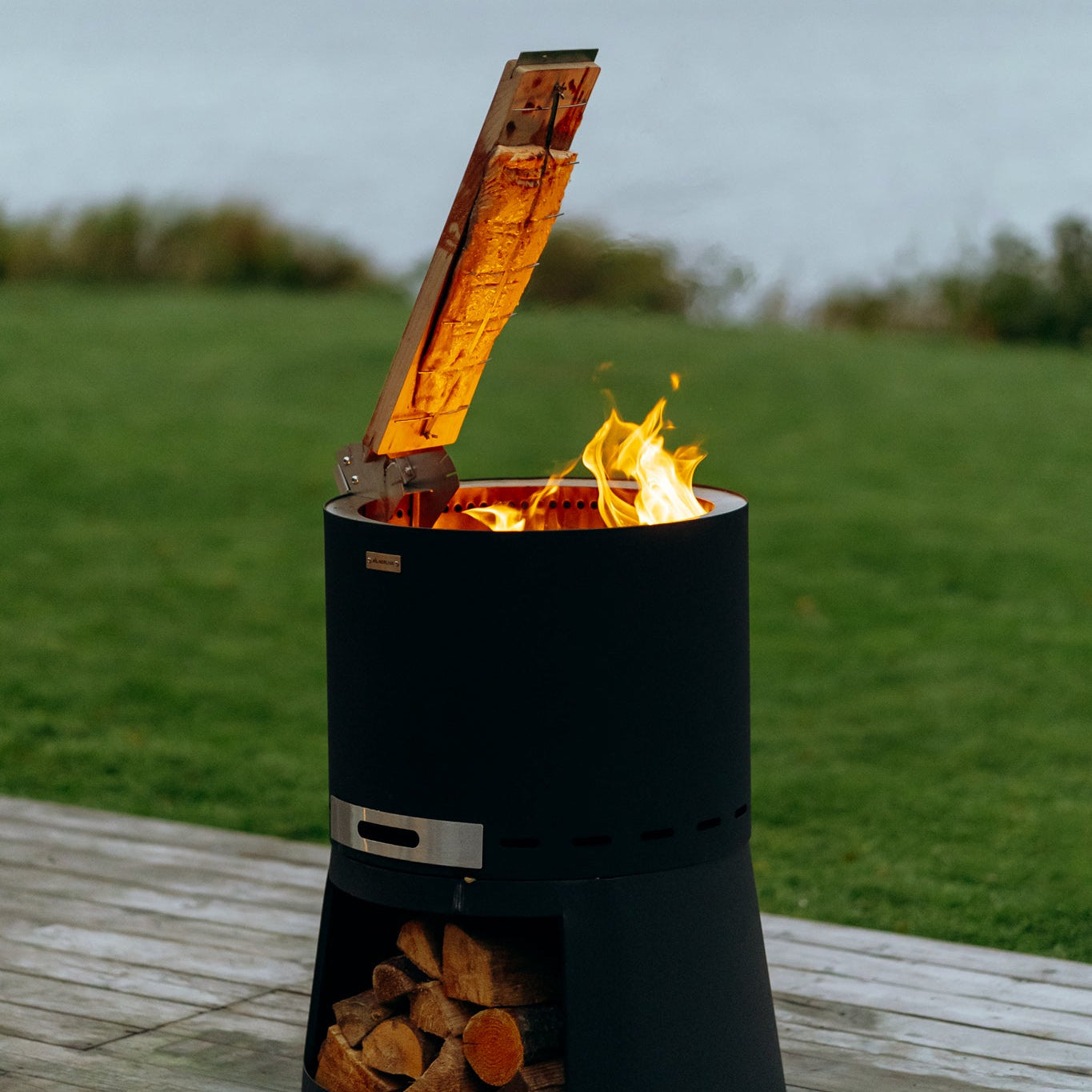 Flammlachsplank voor vuurschaal